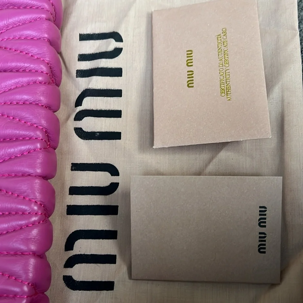 Miu Miu Pink Leather clutch bag with snap closure, zipped deep flap pocket. - Picture 2 of 14